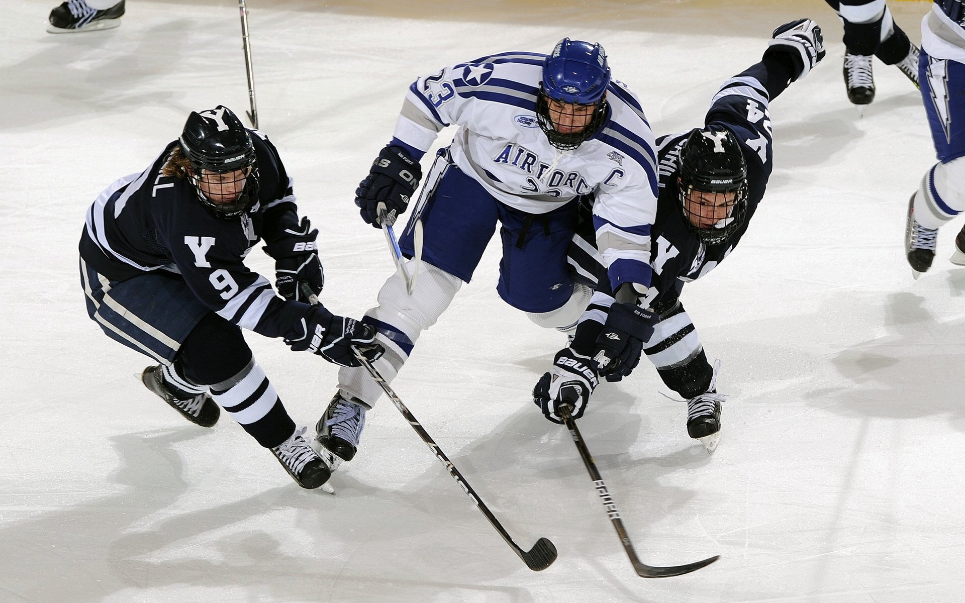 赫罗纳后场稳固逐步化解对手攻势，赫罗纳队服